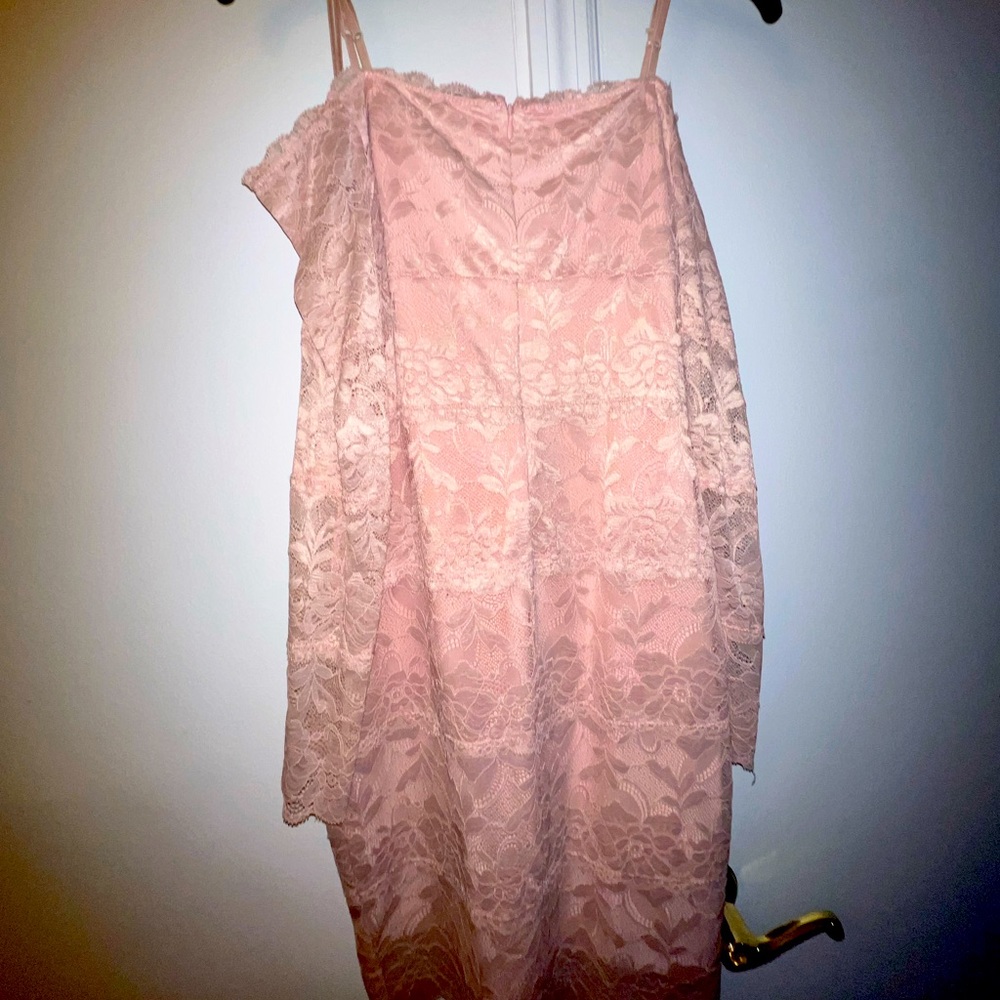 selling : dress
brand : guess 
size: S
color : pink